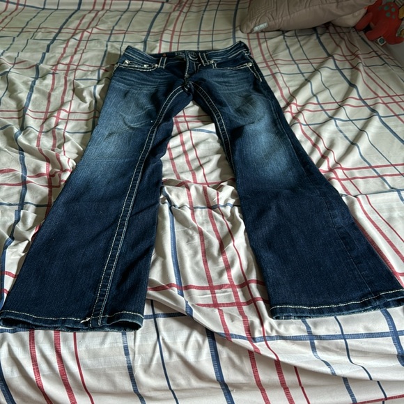 Miss Me 28,low rise bell bottom style.Small snag, can probably be pulled out.GUC - Picture 2 of 8